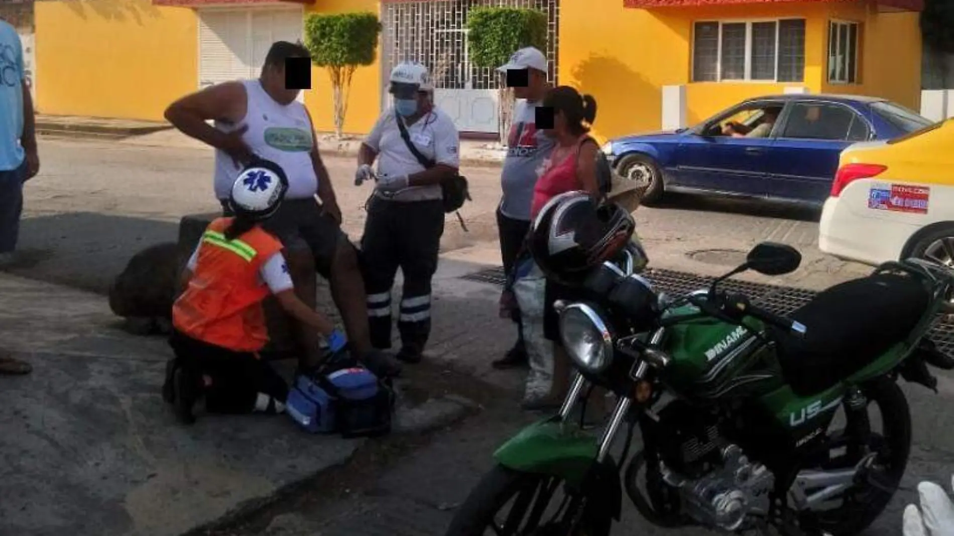 Pareja de motociclistas resultan lesionados